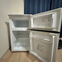 小さな白い冷蔵庫の画像
