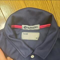 【美品】ナースリー 介護 ユニフォーム ポロシャツ ネイビー×ピンク 長め丈の画像