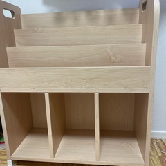 本棚、勉強机の画像