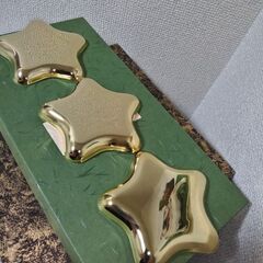 未使用！黄金色に輝く！星型金属プレートAVON　最大幅11㎝ 高さ1.2㎝の画像