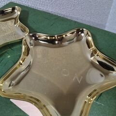 未使用！黄金色に輝く！星型金属プレートAVON　最大幅11㎝ 高さ1.2㎝の画像