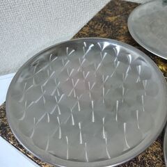 美品！おしゃれなうろこ柄の銘々皿、ステンレス製　直径14㎝の画像