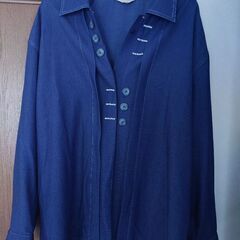 紺色の服の画像