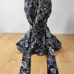 意匠特許医療用ベッドスカーフ-黒白花柄-の画像