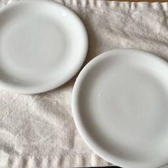 白いプレート皿2セットの画像