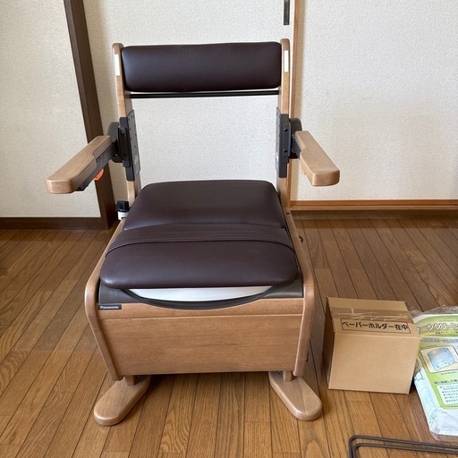 未使用　パナソニック　
家具調トイレ〈座楽〉はねあげ　PN-L23418MB／脱臭あたたか便座