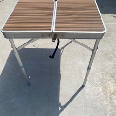 折りたたみテーブルの画像