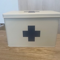 金属製の救急箱です