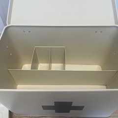 金属製の救急箱ですの画像