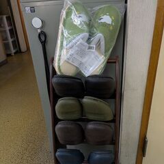 中古】スリッパ４足+スリッパ立＋未使用toiletスリッパ1足 6/24迄早めの引取希望の画像