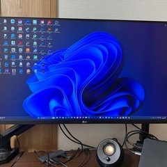4K32インチ、1080p24インチモニター、PCデスクセットの画像