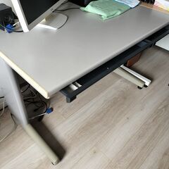再掲載。ゼロ円。　普通の事務机　中古110幅70奥70高