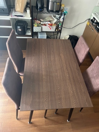 ダイニングテーブルと椅子4個セット