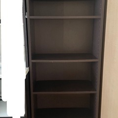 お話中 。食器棚、収納棚、本棚 