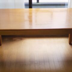 頑丈なダイニングテーブル（140cm幅、4人用）