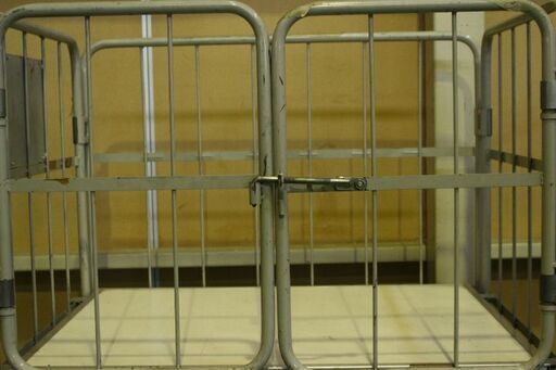引き取り限定 かご台車 観音開き扉付 中間棚板付 業務用 カゴ台車 ロールボックス 荷物置棚　L字折りたたみラック キャスター ストッ
