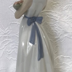 ⭐︎ドリーム2号館⭐︎NAO 花束を持った少女 フィギュリンの画像