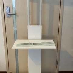 部品がいくつか足りてません。テレビスタンドの画像