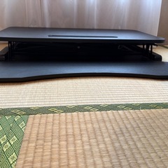 テーブル置きのスタンディングデスクの画像