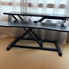 テーブル置きのスタンディングデスクの画像