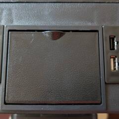 タウンエース　アームレストボックス 黒 赤い縫い目　USB7つ　ドリンクホルダーの画像