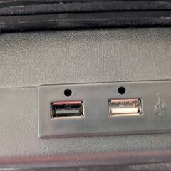 タウンエース　アームレストボックス 黒 赤い縫い目　USB7つ　ドリンクホルダーの画像