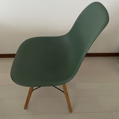 イームズシェルチェア リプロダクト カーキとブラウンの２脚 差し上げます【小伝馬町まで取りに来ていただける方限定】の画像