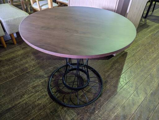 ラウンドテーブル【木目調の丸型天板でやさしい印象のデザイン】