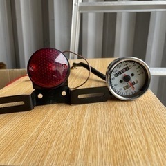 汎用のスピードメーターとテールライト　ジャンク品