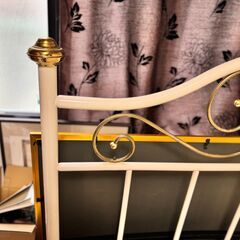 セミダブル、金属製の枠で分解可能、マットレスも一緒にお渡しできます。の画像