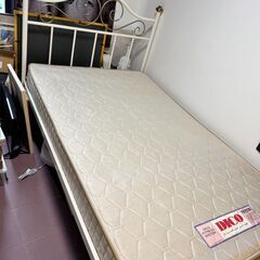 セミダブル、金属製の枠で分解可能、マットレスも一緒にお渡しできます。