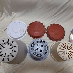 【まだ受付中】10-06 中古 プラスチック製 丸型植木鉢 プランター 植木鉢 ＆受皿3セット① これからの季節ガーデニングに如何ですか♪ 早い者勝ちです✨✨の画像