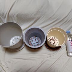 【まだ受付中】10-06 中古 プラスチック製 丸型植木鉢 プランター 植木鉢 ＆受皿3セット① これからの季節ガーデニングに如何ですか♪ 早い者勝ちです✨✨の画像