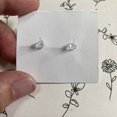 21手作りレジンかすみ草ピアスの画像