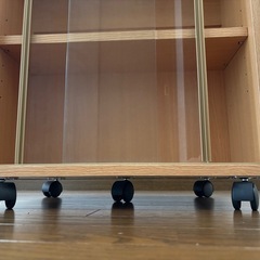 本棚 キャスター付き/書棚 飾り棚 ショーケース キャビネットの画像