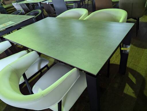 サイズ調整OK！伸張式ダイニングテーブル｜140〜180cm