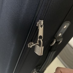 黒いスーツケースの画像