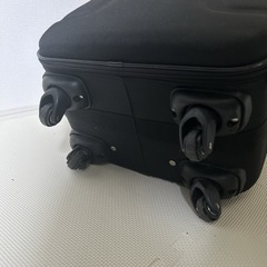 黒いスーツケースの画像