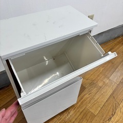 フットペダル式の二段ホワイトごみ箱の画像