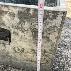 蓋なしブリキ箱の画像
