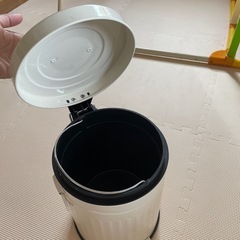 ダストボックス　ペダル式の画像