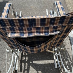 車椅子と松葉杖の画像