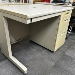 事務机２つ(バラ売り可)の画像