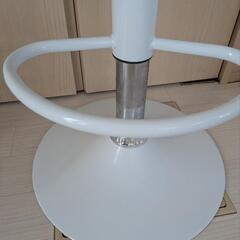 カウンターチェア　2脚　ホワイト　昇降式の画像