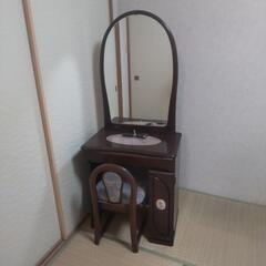 きれいな鏡台です