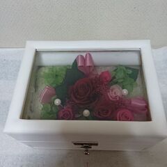 最終値下げ、プリザーブドフラワー.オルゴール.ホワイトBOX（引き出し付き）の画像