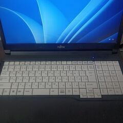 富士通　高性能8世代i7　　4コア8スレッド　メモリ大容量16G 高速SSD搭載 大画面15.6インチ　カメラ内蔵　 USB3.0 Wifi対応　Windows11搭載の画像