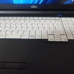 富士通　高性能8世代i7　　4コア8スレッド　メモリ大容量16G 高速SSD搭載 大画面15.6インチ　カメラ内蔵　 USB3.0 Wifi対応　Windows11搭載の画像