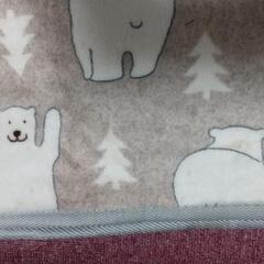 シロクマ柄のラグ譲ります。の画像