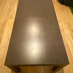 ダークブラウンの木製ローテーブルの画像